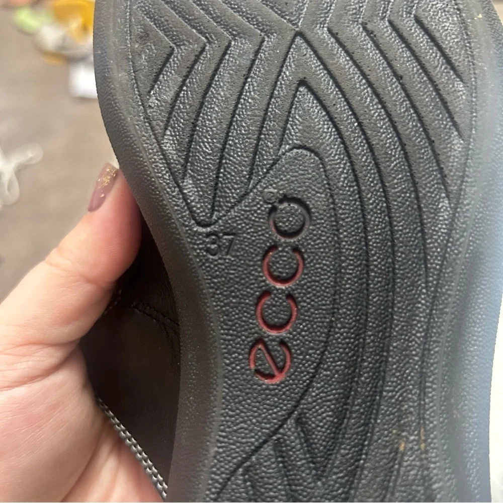 Size 6.5 Black ecco Sandals E2